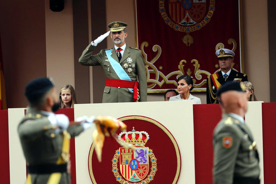 King Felipe VI oversees a military parade in 2018 (by Casa Reial)